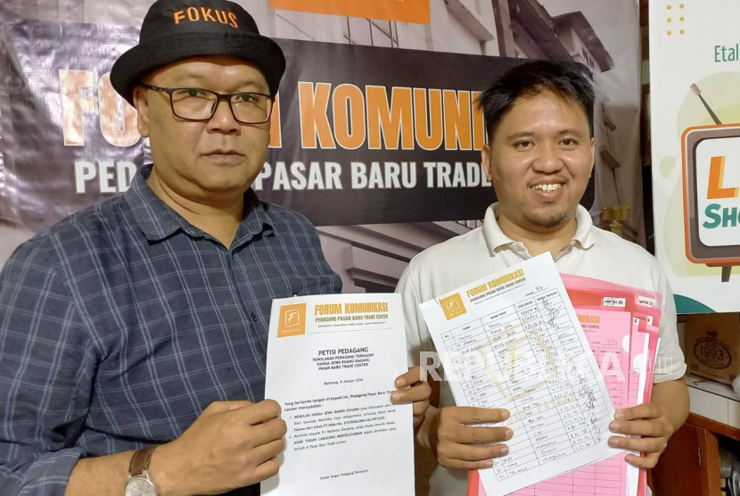 Ribuan pedagang Pasar Baru Kota Bandung menggalang petisi penolakan terhadap harga sewa kios baru yang dikeluarkan pengelola pasar. Mereka menilai harga sewa kios memberatkan dan dianggap naik hingga 1.000 kali lipat dibandingkan sewa sebelumnya.