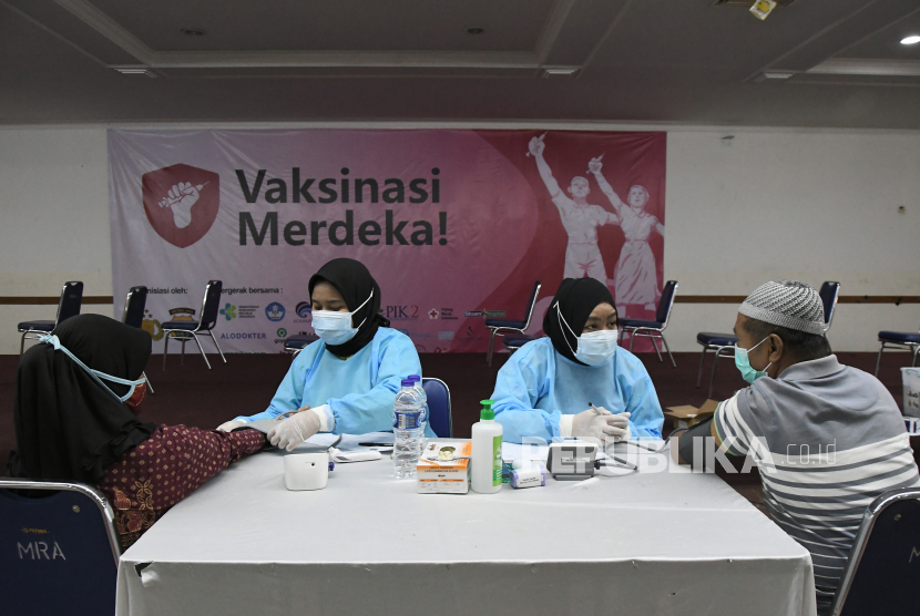 Sejumlah petugas medis mengukur tekanan darah warga sebelum mengikuti vaksinasi merdeka di Jakarta Timur, Senin (2/8/2021). Dalam rangka menyambut HUT ke-76 Republik Indonesia Pemprov DKI Jakarta bersama Polda Metro Jaya menyediakan 900 gerai vaksin untuk warga dari tanggal 1-17Agustus. 