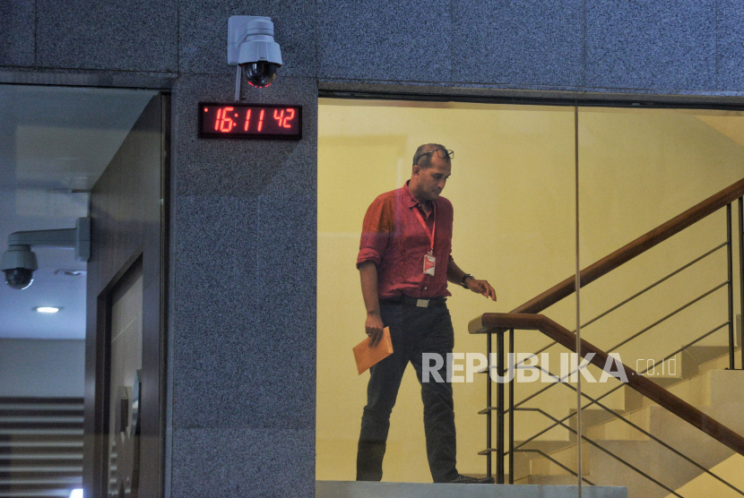 Mantan wamenkumham yang saat ini juga berstatus sebagai tersangka Edward Omar Sharif Hiariej usai diperiksa sebagai saksi di Gedung Merah Putih KPK, Jakarta, Senin (4/12/2023).
