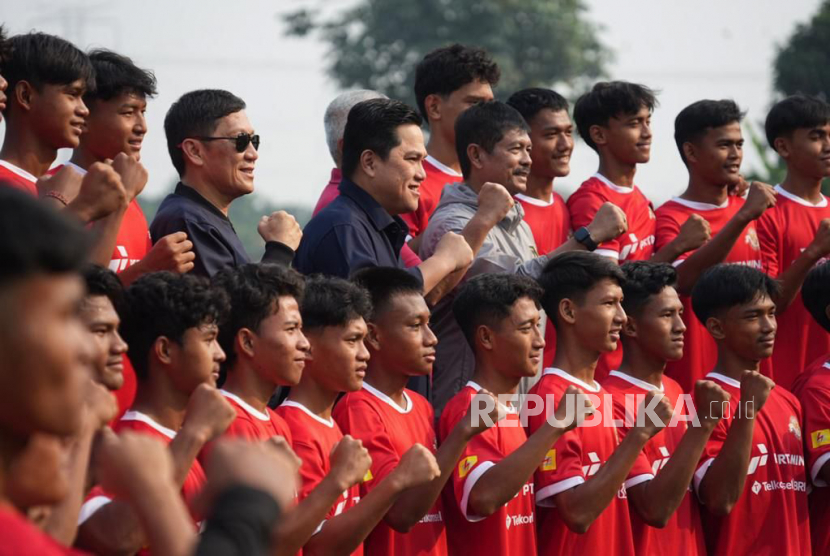 Ketua PSSI Erick Thohir meninjau seleksi pemain Timnas U17 di Bali, Ahad (16/7/2023). Seleksi ini diselenggarakan selama dua hari dengan antusiasme yang besar dari 947 peserta yang berlangsung di Bali United Training Center.
