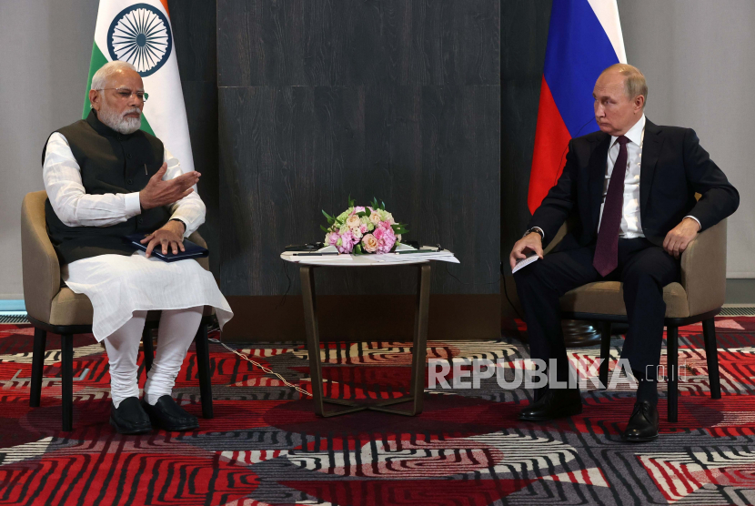  Presiden Rusia Vladimir Putin, kanan, mendengarkan Perdana Menteri India Narendra Modi selama pembicaraan mereka di sela-sela KTT Organisasi Kerjasama Shanghai (SCO) di Samarkand, Uzbekistan, Jumat, 16 September 2022.