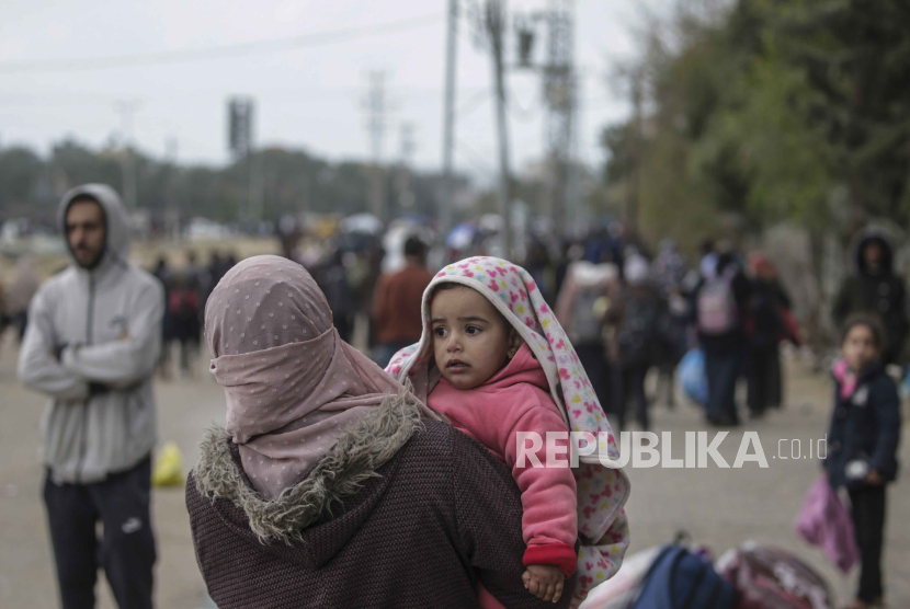 Pengungsi Palestina bergerak setelah tentara Israel menyuruh penduduk Khan Yunis meninggalkan rumah mereka dan menuju kamp Rafah dekat perbatasan Mesir, Jalur Gaza selatan, 27 Januari 2024.