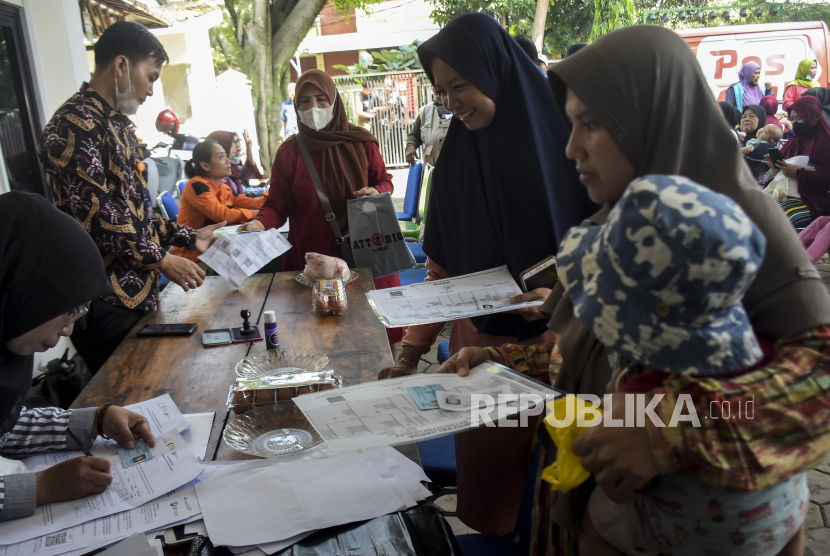 Ilustrasi antre mendapatkan bantuan pangan cegah stunting.