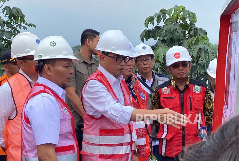 Menteri Perhubungan, Budi Karya Sumadi, meninjau perbaikan rel KA Bogor-Sukabumi KM 2+6/7 yang terdampak longsor di Kota Bogor, Jumat (17/3/2023).