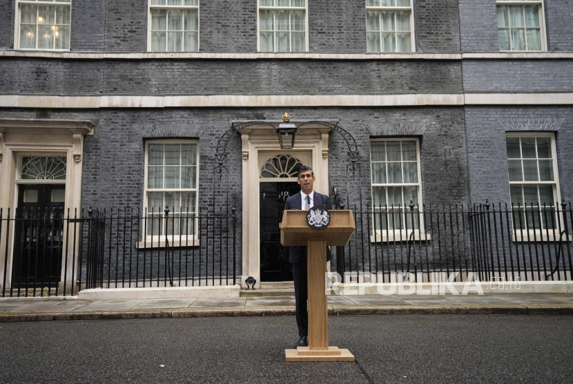 Perdana Menteri Inggris Rishi Sunak menyampaikan pidato di 10 Downing Street di London, Selasa, 25 Oktober 2022. Perdana Menteri Inggris yang baru Rishi Sunak tiba di Downing Street Selasa setelah kembali dari Istana Buckingham di mana ia diundang untuk membentuk pemerintahan oleh Raja Inggris Charles III.