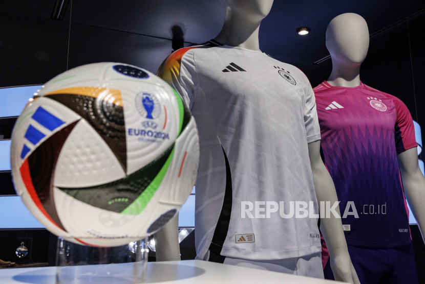 Jersey timnas Jerman yang didukung Adidas.