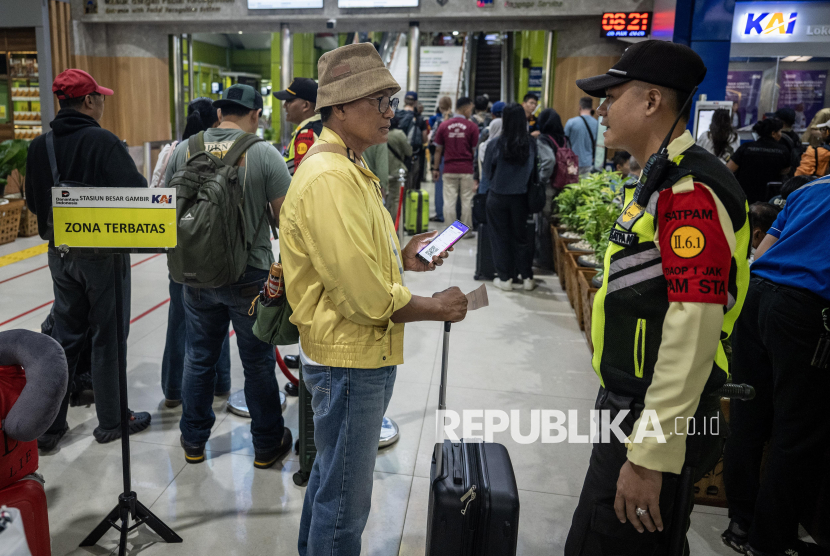 Officer serving prospective passengers at Gambir Station, Jakarta, Tuesday (28/4/2026).