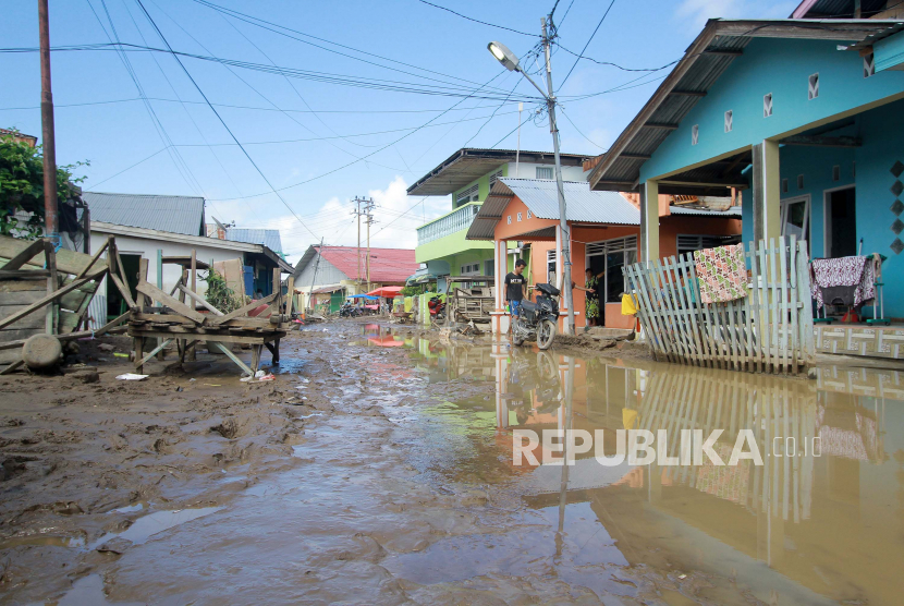 Banjir mulai surut dan menyisakan lumpur di sejumlah ruas jalan pascabanjir di Kelurahan Bugis, Kota Gorontalo, Gorontalo, Senin (6/7/2020). Banjir yang terjadi akibat meluapnya Sungai Bone tersebut merendam ribuan rumah di lima kecamatan di daerah itu. 