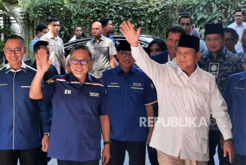 Ketua Umum Partai Gerindra Prabowo Subianto menyambut kedatangan Ketua Umum PAN Zulkifli Hasan di kediamannya, Jakarta Selatan, Sabtu (8/4/2023). Mereka akan membahas rencana pembentukan koalisi besar lima partai. 