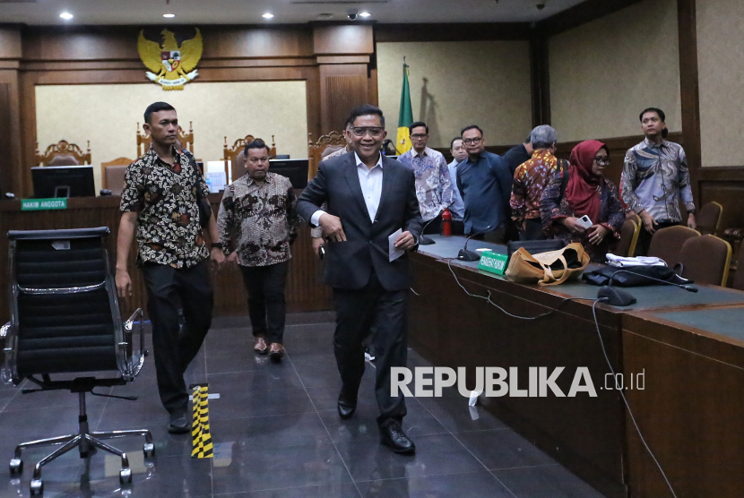 Sekjen PDIP Hasto Kristiyanto usai menjalani sidang pembacaan putusan di Pengadilan Tipikor, Jakarta, Jumat (25/7/2025). Majelis hakim menjatuhkan vonis 3 tahun 6 bulan serta denda Rp250 juta subsider pidana kurungan selama 3 bulan terhadap Hasto Kristiyanto karena dinilai terbukti bersalah terkait pengurusan pergantian antarwaktu (PAW) anggota DPR periode 2019-2024 untuk Harun Masiku.