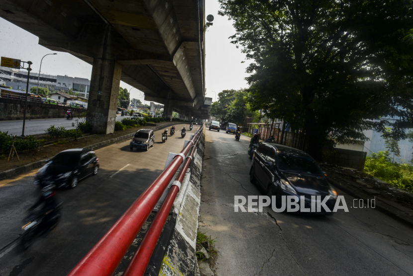 Kendaraan melintasi jalanan yang rusak di Jalan Soleh Iskandar, Kota Bogor, Jawa Barat. Pekan depan, ruas jalan ini sudah bisa dipergunakan kembali.