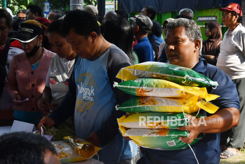 Petugas menyiapkan beras saat Bazar Ramadhan Berkah di Kota Madiun, Jawa Timur, Rabu (20/3/2024). 