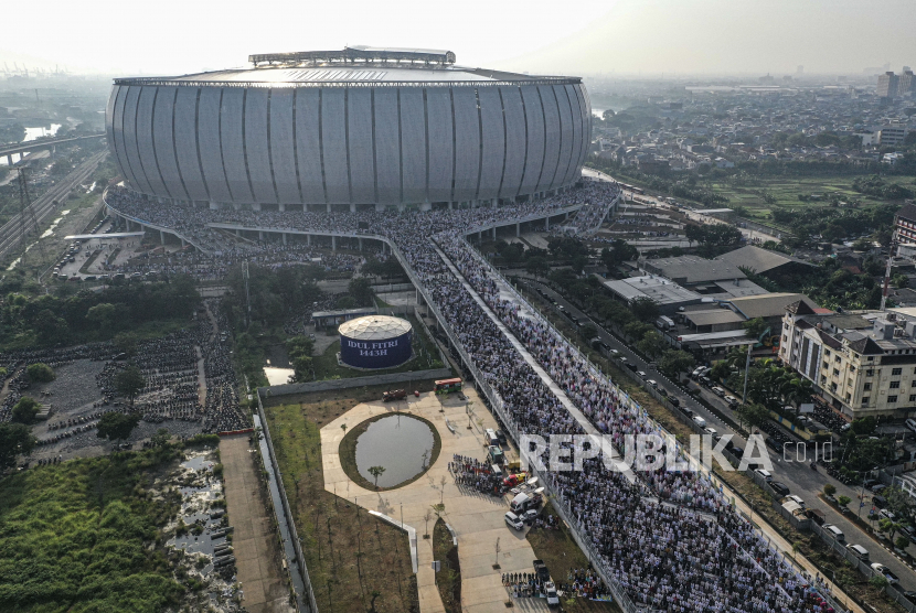 Foto udara umat Islam melaksanakan Shalat Idul Fitri 1443 H di kawasan Jakarta International Stadium (JIS), Jakarta, Senin (2/5/2022).