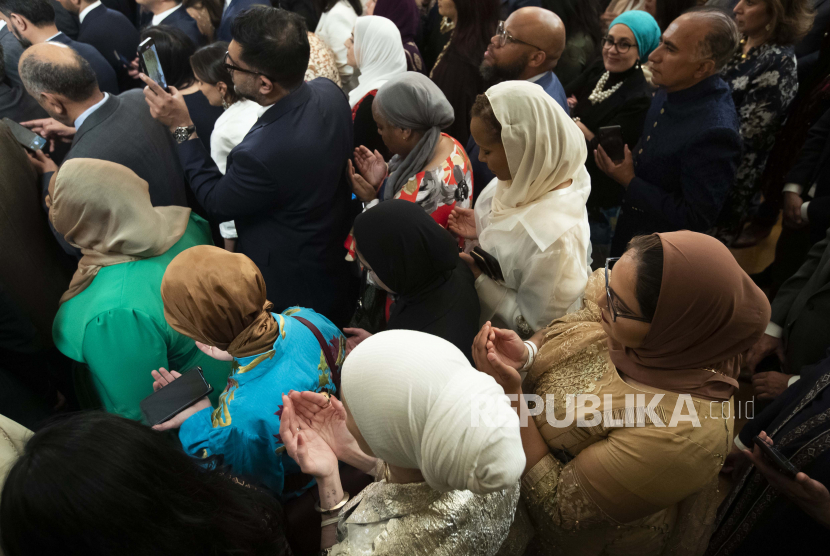 Orang-orang berdoa selama perayaan Idul Fitri yang diselenggarakan oleh Presiden AS Joe Biden di Ruang Timur Gedung Putih, di Washington, DC, AS, (01/5/2023).  Wali Kota Muslim New Jersey Merasa tidak Adil Dilarang Masuk Gedung Putih