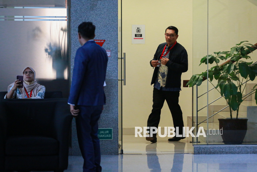 Mantan Gubernur Jawa Barat Ridwan Kamil berjalan usai menjalani pemeriksaan di Gedung Merah Putih KPK, Jakarta, Selasa (2/12/2025). Ridwan Kamil diperiksa KPK selama enam jam untuk dimintai keterangan sebagai saksi dalam kasus dugaan tindak pidana korupsi pengadaan iklan di Bank Pembangunan Daerah Jawa Barat dan Banten (Bank BJB).