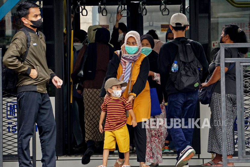 Sejumlah penumpang menaiki bus TransJakarta di halte Bundaran Hotel Indonesia,Jakarta, Kamis (30/12). Dinas Kesehatan DKI Jakarta menginginkan agar adaptasi kebiasaan baru dan protokol kesehatan (prokes) khususnya di angkutan umum tetap berkelanjutan untuk mengantisipasi ancaman penularan dari varian baru Covid-19 seperti omicron. Prayogi/Republika