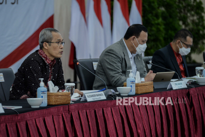 Ketua Komisi Pemberantasan Korupsi (KPK) Firli Bahuri (tengah) didampingi Wakil Ketua KPK Alexander Marwata (kiri) dan Deputi Penindakan KPK Karyoto (kanan) menyampaikan keterangan pers terkait kinerja pemberantasan korupsi sepanjang tahun 2020 di Gedung Murah Putih, KPK, Jakarta, Rabu (30/12). KPK sepanjang tahun 2020 telah menerima 1.748 laporan terkait penerimaan gratifikasi dengan nilai total keseluruhannya mencapai Rp24,4 miliar. Republika/Thoudy Badai