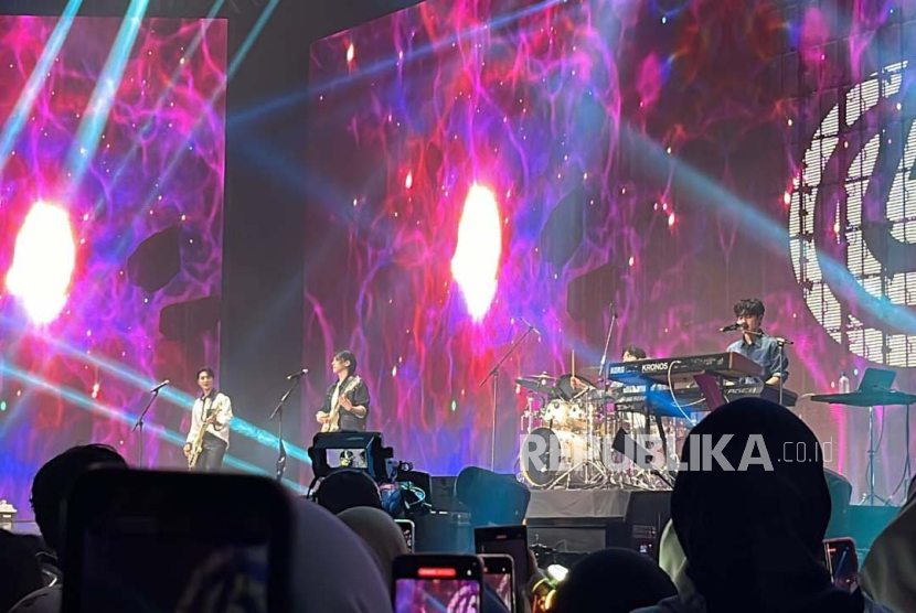 Band pop rock asal Korea Selatan, DAY6 tampil di konser Saranghaeyo Indonesia (SHI) 2024 di Beach City International Stadium, Ancol, Jakarta Utara, Sabtu (4/5/2024). 