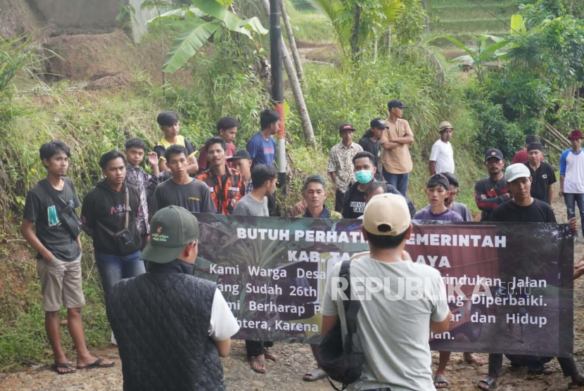 Warga di Desa Parumasan, Kecamatan Sodonghilir, Kabupaten Tasikmalaya, melakukan aksi menuntut perbaikan jalan rusak, Jumat (5/5/2023).