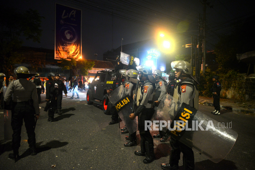 Aparat kepolisian berjaga di pertigaan Jalan Taman Siswa, Yogyakarta, Ahad (5/6/2023) malam.