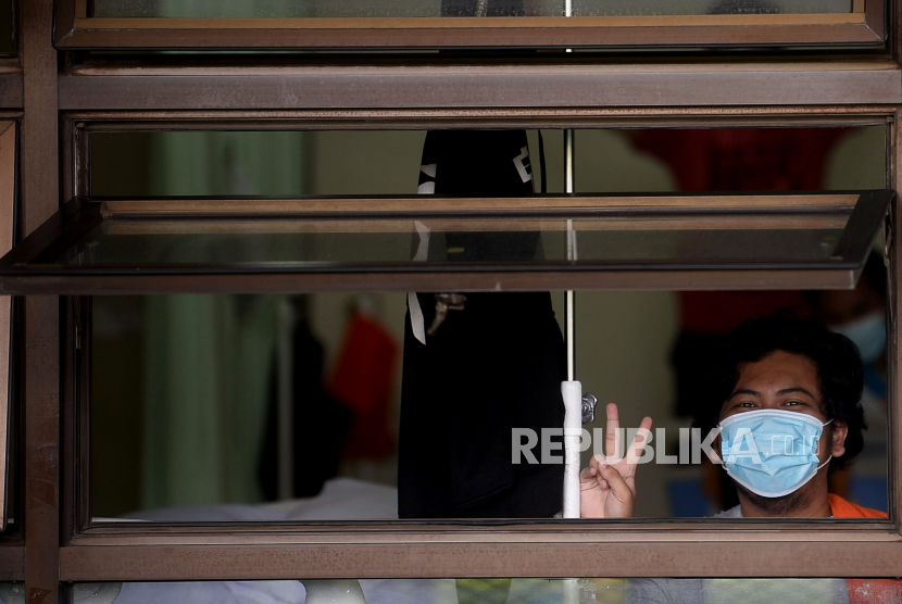 Pasien Covid-19 berada di ruangan Rumah Sakit Darurat Isolasi Khusus Mandiri di Stadion Patriot Chandrabagha, Bekasi , Jawa Barat. Pemerintah Kota Bekasi dan Badan Penanggulangan Bencana Daerah (BPBD) Kota Bekasi menghentikan kontrak The Green Hotel sebagai tempat isolasi pasien tanpa gejala (OTG). Kontrak itu berakhir pada Jumat (30/10) kemarin. 