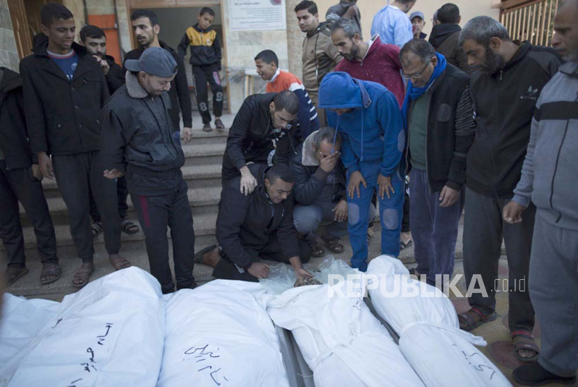 Kerabat warga Palestina yang wafat dalam serangan udara Israel di Jalur Gaza selatan berduka di luar Rumah Sakit Nasser di Khan Yunis, Jalur Gaza selatan, 3 Desember 2023.