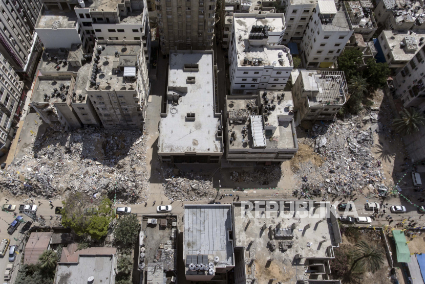 Pemandangan dari atas gedung-gedung yang hancur di mana beberapa orang tewas setelah mereka terkena serangan udara Israel pekan lalu, di Kota Gaza, Sabtu, 22 Mei 2021.