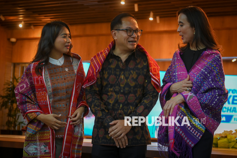 Menteri Pariwisata Widiyanti Putri Wardhana (kanan) bersama Wakil Menteri BUMN Kartika Wirjoatmodjo (kanan) dan Wakil Menteri Pariwisata Ni Luh Puspa (kiri) saat konferensi pers Aquabike Jetski World Championship 2024 di Gedung Sarinah, Jakarta, Kamis (31/10/2024). Aquabike Jetski World Championship 2024 akan berlangsung di Danau Toba, Sumatera Utara pada 13-17 November 2024. 