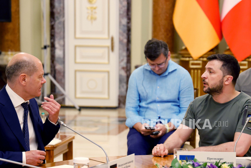 File - Presiden Ukraina Volodymyr Zelenskyy (kanan) berbicara dengan Kanselir Jerman Olaf Scholz selama sesi kerja di Istana Mariyinsky, di Kyiv, Kamis, 16 Juni 2022. Kanselir Jerman Olaf Scholz telah menegaskan, negaranya tidak akan mengirim atau memasok jet tempur ke Ukraina.