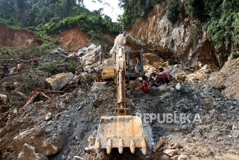Warga mencari pekerja tambang emas yang masih tertimbun di kawasan hutan Jorong Timbahan, Nagari Abai, Kecamatan Sangir Batang Hari, Kabupaten Solok Selatan, Sumatera Barat, Selasa (11/5/2021). (Ilustrasi)