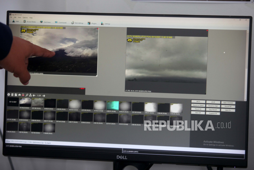 Petugas menunjukkan monitor yang menunjukkan perkembangan aktivitas Gunung Semeru dari pos pantau di desa Sumberwuluh, Candipuro, Lumajang, Jawa Timur, Senin (6/12/2021). Gunung Semeru kembali mengeluarkan awan panas dengan jarak luncur sejauh 2,5 kilometer yang mengarah ke Curah Besuk Kobokan. 