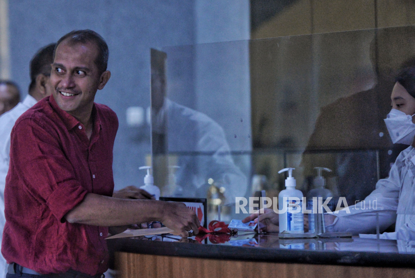 Wamenkumham yang saat ini juga berstatus sebagai tersangka Edward Omar Sharif Hiariej usai diperiksa sebagai saksi di Gedung Merah Putih KPK, Jakarta, Senin (4/12/2023). 