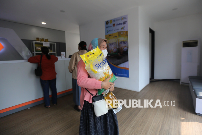 Warga membeli beras program Stabilisasi Pasokan dan Harga Pangan (SPHP) saat kegiatan Gerakan Pangan Murah di Kantor Pos Fatmawati, Jakarta, Jumat (18/7/2025). Pemerintah mulai menyalurkan beras SPHP sebanyak 1,3 juta ton untuk meredam gejolak kenaikan harga pangan di tengah masyarakat. Pendistribusian sebanyak 1,3 juta ton beras SPHP tersebut dilakukan selama periode Juli hingga Desember 2025. Untuk harga beras SPHP tersebut dibanderol dengan harga Rp62.500 untuk kemasan 5 kg, Warga yang datang hanya boleh membeli maksimal 10 kg atau 2 kemasan beras SPHP per transaksi.