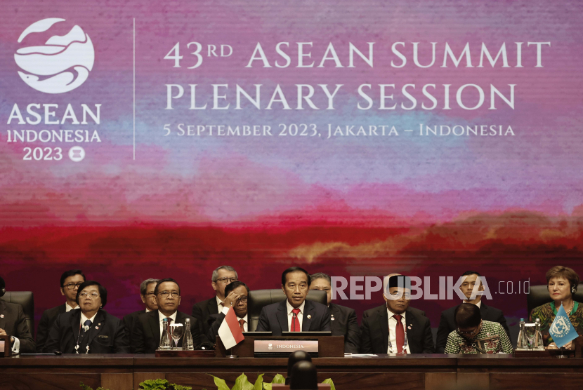 Presiden Joko Widodo saat membuka Konferensi Tingkat TInggi (KTT) ASEAN Sesi Retreat di Jakarta Convention Center (JCC), Jakarta, Indonesia, Selasa (5/9/2023)