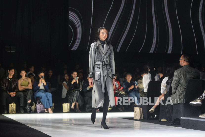 Model memperagakan busana koleksi desainer muda asal Prancis Armine Ohanyan saat acara pembukaan JF3 Fashion Festival 2024 di Summarecon Mall Kelapa Gading, Jakarta, Kamis (25/7/2024). Pada JF3 Fashion Festival 2024, Armine Ohanyan mempresentasikan koleksi terbarunya bertajuk CYBERDISTORTION. Koleksi ini mengeksplorasi ketegangan antara dunia digital dan realitas, mencerminkan tantangan sosial dan ekologis yang kita hadapi saat ini. JF3 Fashion Festival 2024 digelar di dua lokasi, yakni 18-28 Juli di Summarecon Mall Kelapa Gading dan 26 Juli - 4 Agustus 2024 di Summarecon Mall Serpong.