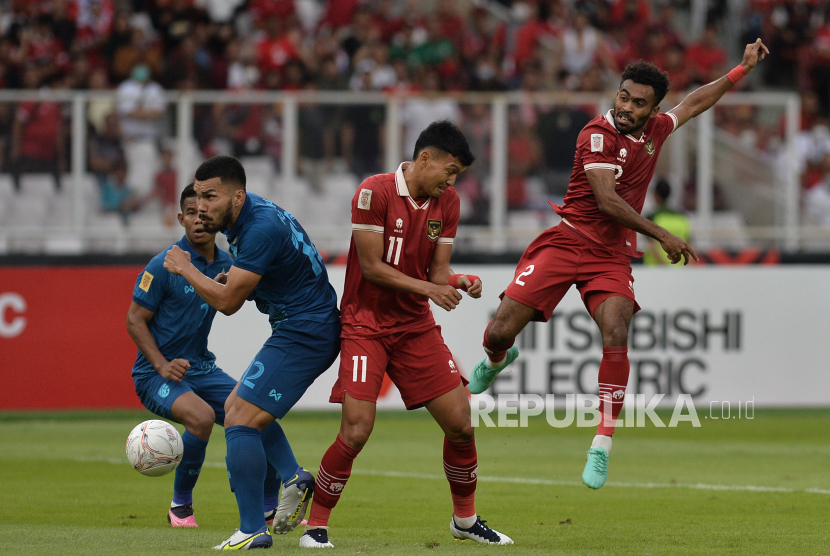Pemain timnas Indonesia Yakob Sayuri (kanan) melepaskan tendangan ke gawang Thailand dalam laga Piala AFF 2022 di Stadion Gelora Bung Karno, Jakarta, Kamis (29/12/2022). Pada pertandingan itu Indonesia ditahan imbang Thailand dengan skor 1-1.