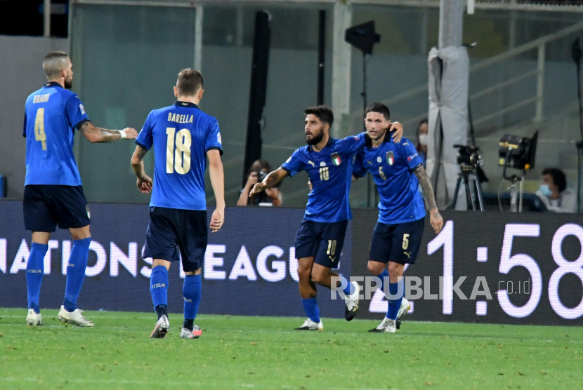 Gelandang Italia Stefano Sensi (kanan) merayakan gol bersama rekan satu timnya dalam laga kontra Bosnia di UEFA Nations League. Pelatih Italia Roberto Mancini mengaku akan merotasi pemain menghadapi Belanda, Selasa (8/9) dini hari WIB.