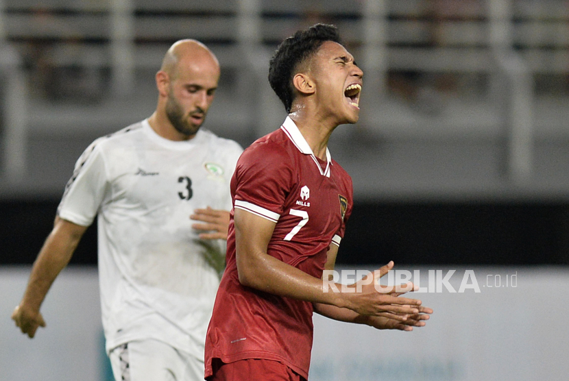 Pemain timnas Indonesia Marselino Ferdinan meluapkan emosinya seusai gagal mencetak gol ke gawang Palestina dalam laga FIFA Matchday di Stadion Gelora Bung Tomo, Surabaya, Rabu (14/6/2023). Pertandingan berakhir imbang dengan skor 0-0.