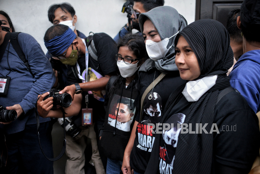 Pengunjung sidang persidangan menggunakan atribut kaos bergambar wajah terdakwa Richard Eliezer saat sidang vonis dalam kasus dugaan pembunuhan berencana Brigadir J, di Pengadilan Negeri Jakarta Selatan, Rabu (15/2/2023).