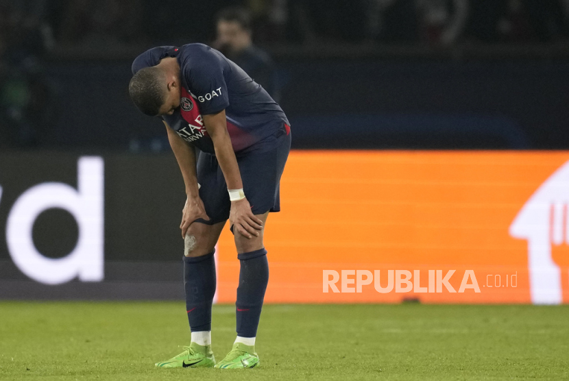 Reaksi Kylian Mbappe dari PSG usai pertandingan sepak bola leg kedua semifinal Liga Champions antara Paris Saint-Germain dan Borussia Dortmund di stadion Parc des Princes di Paris, Prancis, Rabu, (8/5/2024) dini hari WIB.