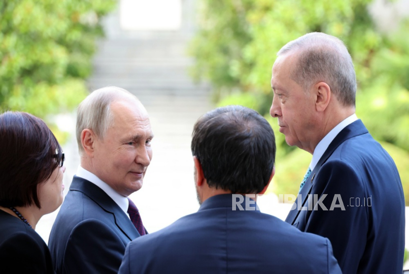 Presiden Rusia Vladimir Putin (kiri) dan Presiden Turki Recep Tayyip Erdogan (kanan) mengucapkan selamat tinggal setelah pertemuan mereka di resor Rus, di Sochi, Rusia, 04 September 2023.