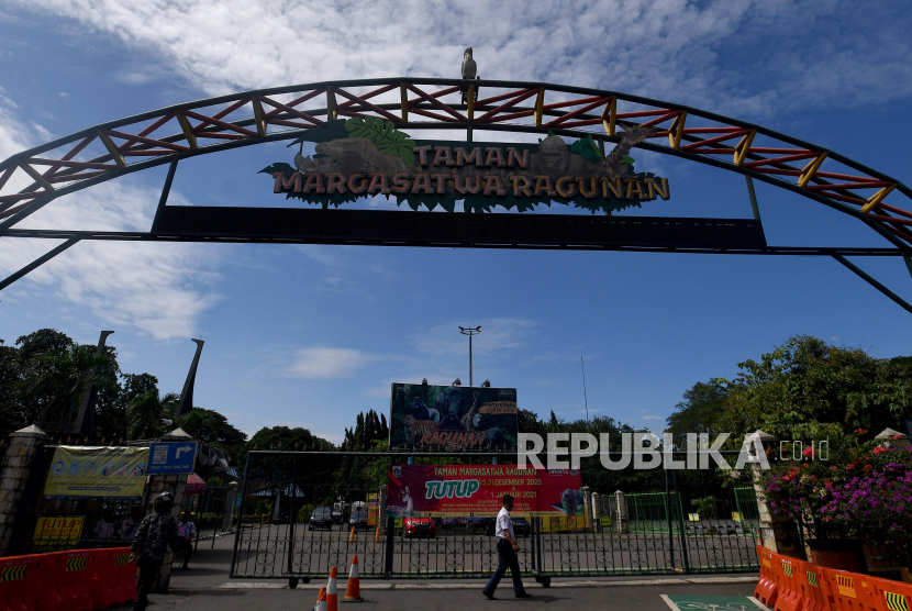 Petugas keamanan berjaga di gerbang masuk Taman Margasatwa Ragunan, Jakarta Selatan, Jumat (25/12/2020). Pemerintah Provinsi DKI Jakarta menutup area publik dan sejumlah tempat wisata termasuk Taman Margasatwa Ragunan selama masa libur perayaan Hari Natal dan Tahun Baru pada 25 dan 31 Desember 2020, serta 1 Januari 2021. 