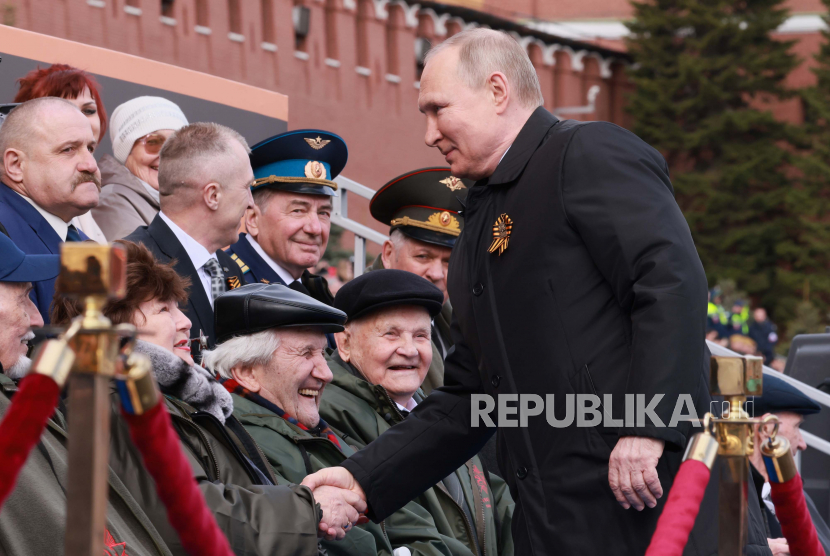 Presiden Rusia Vladimir Putin tiba untuk menghadiri parade militer Hari Kemenangan menandai peringatan 77 tahun berakhirnya Perang Dunia II di Moskow, Rusia, Senin, 9 Mei 2022.