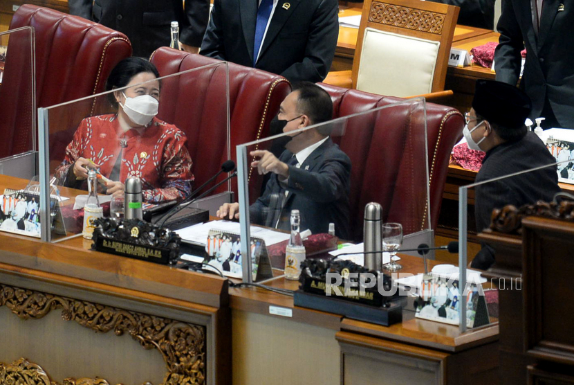 Ketua DPR Puan Maharani (kiri) berbincang bersama Wakil Ketua DPR Sufmi Dasco Ahmad dan Muhaimin Iskandar usai Rapat Paripurna DPR Masa Persidangan IV Tahun Sidang 2021-2022 di Kompleks Parlemen, Jakarta, Selasa (15/3/2022). 