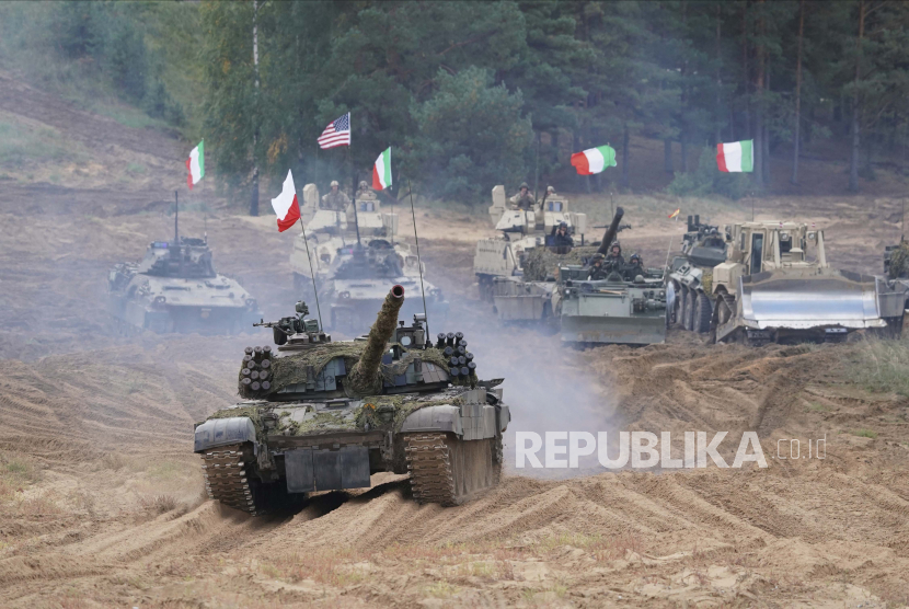 Kendaraan militer dan tank Polandia, Italia, Kanada, dan Amerika Serikat meluncur selama latihan militer NATO Namejs 2021 di tempat pelatihan di Kadaga, Latvia, 13 September 2021. Komisi Eropa usulkan anggaran 500 juta euro untuk biayai pengadaan pertahanan bersama. Ilustrasi.