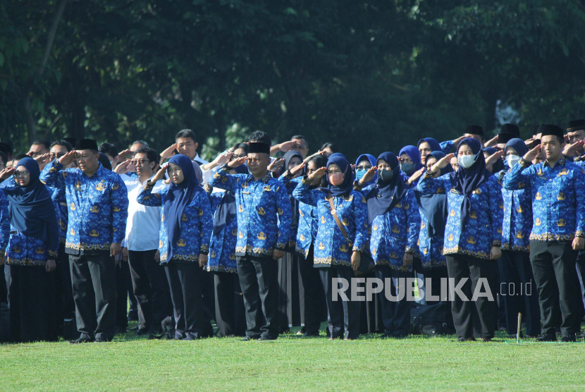 Aparatur Sipil Negara (ASN) berseragam Korpri mengikuti upacara di Lapangan Gasibu, Kota Bandung, Jawa Barat. Pemerintah akan menyalurkan gaji ke-13 pada awal Juni 2023.