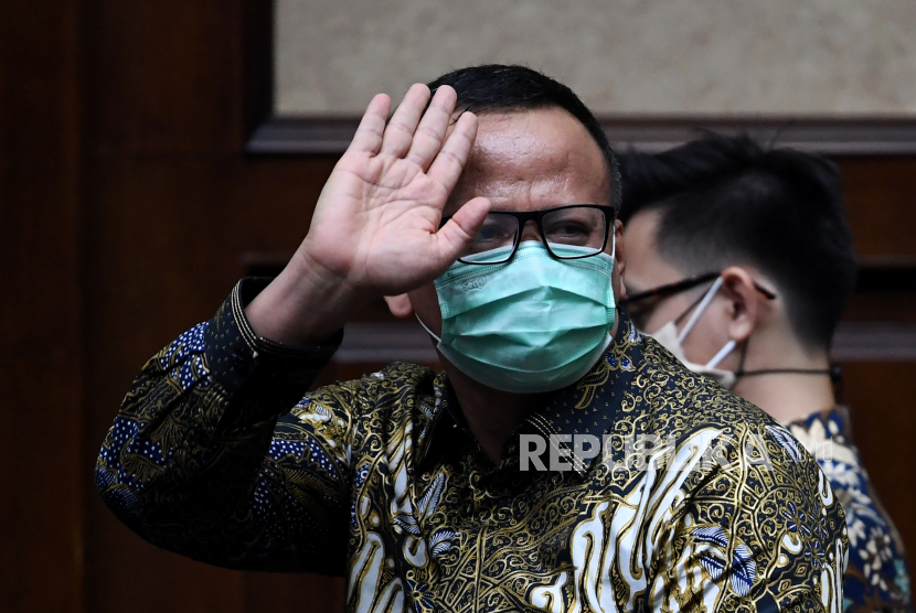 Terdakwa kasus dugaan suap izin ekspor benih lobster tahun 2020 Edhy Prabowo melambaikan tangan saat menunggu sidang pembacaan tuntutan di Pengadilan Tipikor, Jakarta, Selasa (29/6/2021). Jaksa Penuntut Umum KPK menuntut mantan Menteri Perikanan dan Kelautan tersebut dengan hukuman 5 tahun penjara dan denda Rp400 juta subsider 6 bulan kurungan. 