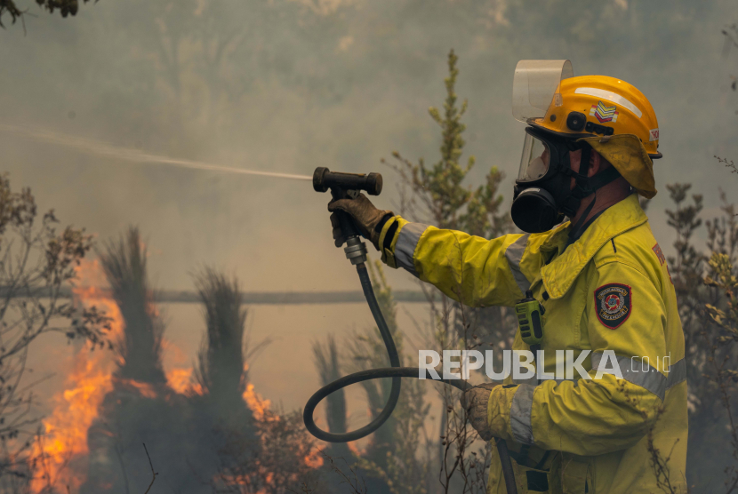 Departemen Kebakaran dan Layanan Darurat Australia Barat (DFES) menunjukkan petugas pemadam kebakaran sedang memadamkan api di Wooroloo, dekat Perth, Australia Barat.