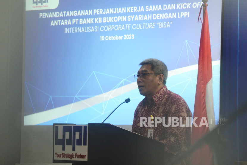 Direktur Utama PT Bank KB Bukopin Syariah (KBBS) Koko Tjatur Rachmadi memberikan sambutan sebelum acara penandatanganan kerja sama dengan LPPI di Jakarta, Selasa (10/10/2023). 