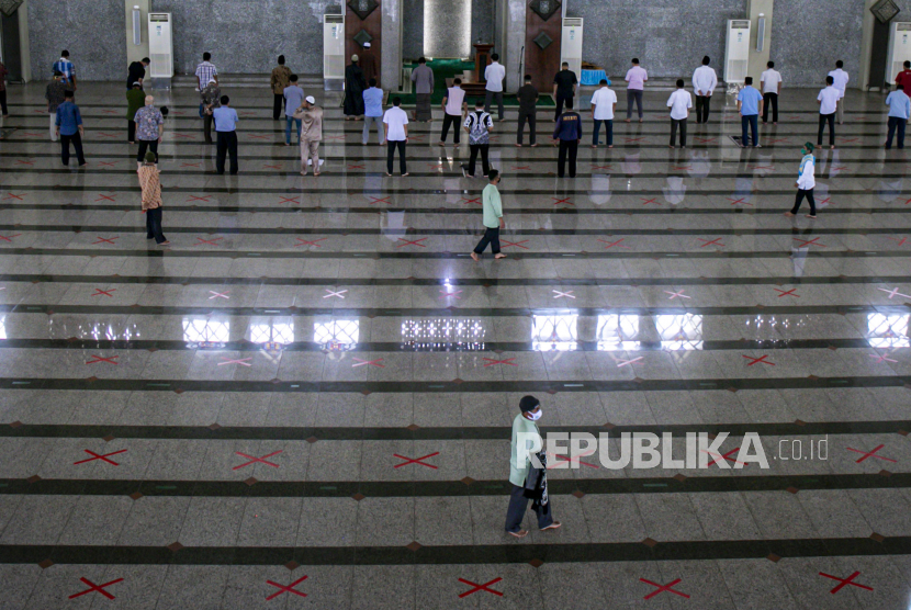 Umat Islam melaksanakan shalat zuhur di Masjid Raya Batam, Kepulauan Riau, Rabu (27/5/2020). Pemerintah Kota Batam telah membuka kembali tempat ibadah dengan protokol kesehatan yang diperketat seperti penerapan 